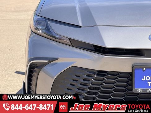 Used 2025 Toyota Camry SE w/ Convenience Package image 5