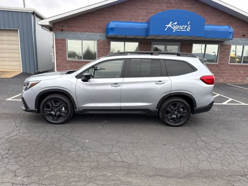 Used 2025 Subaru Ascent Bronze Edition image 3