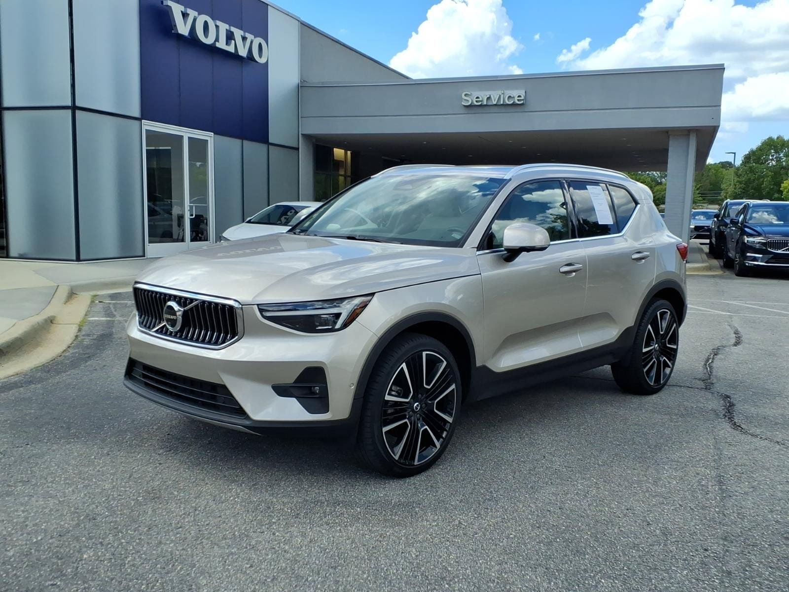 Certified 2024 Volvo XC40 B5 Ultimate w/ Protection Package Premier AWD/4WD image 9