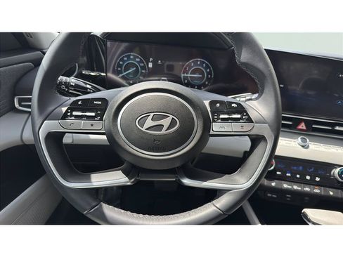 Used 2025 Hyundai Elantra Limited FWD image 18