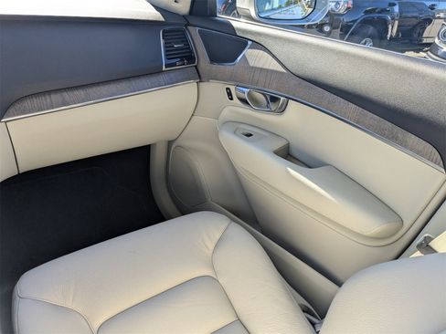 Used 2023 Volvo XC90 B5 Plus image 18