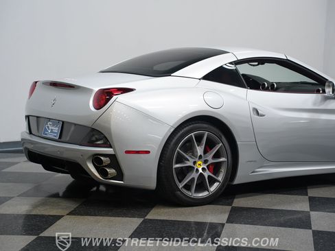Used 2010 Ferrari California RWD image 26