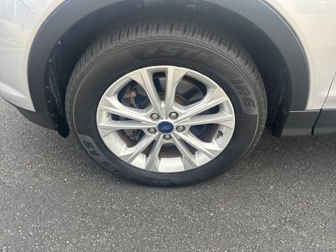 Used 2017 Ford Escape SE w/ Equipment Group 201A AWD/4WD image 9