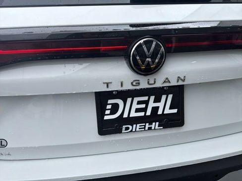 New 2025 Volkswagen Tiguan SE FWD image 12