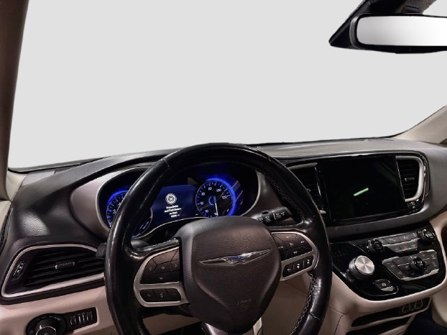 Used 2021 Chrysler Pacifica Touring-L FWD image 7