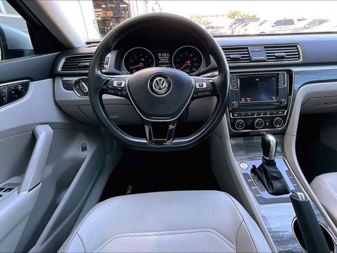 Used 2018 Volkswagen Passat 2.0T SE image 6