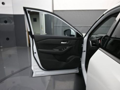 Used 2024 Nissan Rogue SL image 11