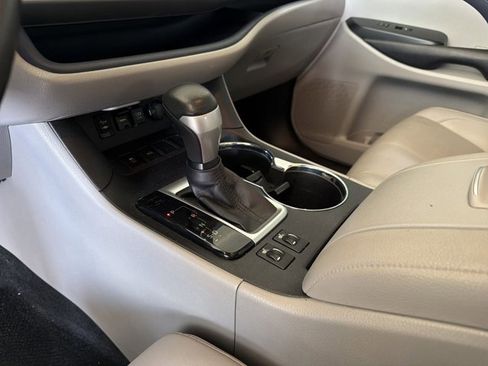 Used 2019 Toyota Highlander XLE FWD image 21