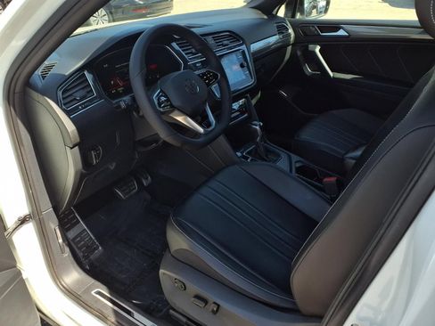 Certified 2022 Volkswagen Tiguan SE R-Line FWD image 16