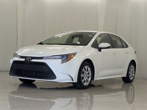 Used 2021 Toyota Corolla LE image 4