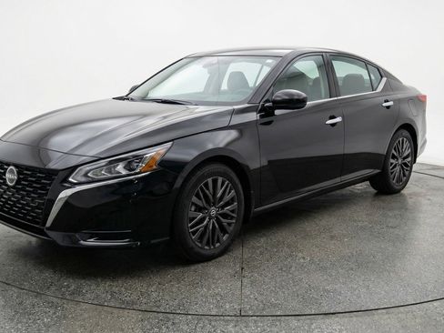 Used 2025 Nissan Altima 2.5 SV image 3