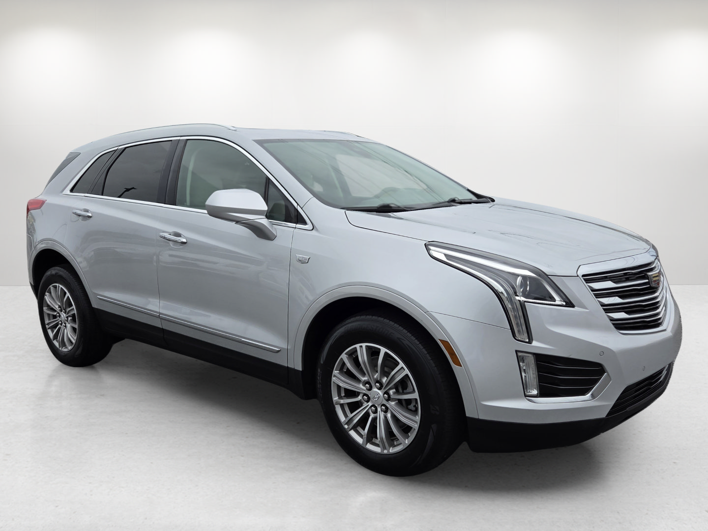 Used 2017 Cadillac XT5 Luxury w/ Driver Awareness Package FWD image 3