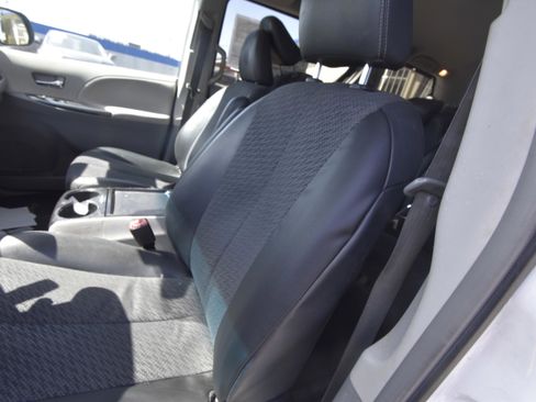 Used 2011 Toyota Sienna SE w/ Preferred Pkg FWD image 8