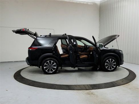 New 2026 Nissan Pathfinder Platinum image 16