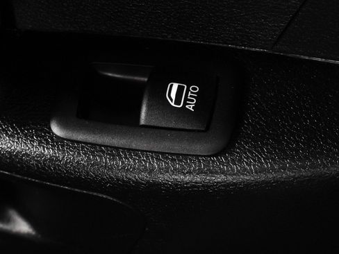 Used 2023 Chrysler Pacifica Limited w/ Uconnect Theater Family Group FWD image 44