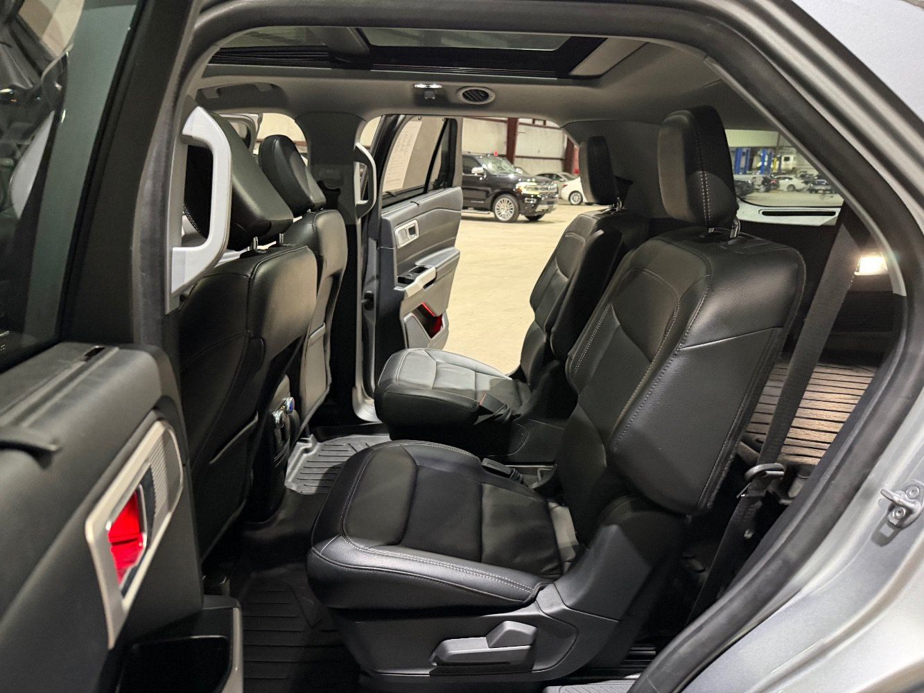 Used 2022 Ford Explorer Limited w/ Equipment Group 301A AWD/4WD image 17