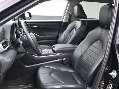 Used 2023 Toyota Highlander XLE AWD/4WD image 12