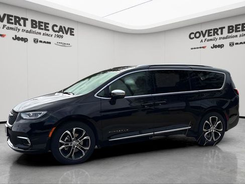 New 2026 Chrysler Pacifica Pinnacle image 4