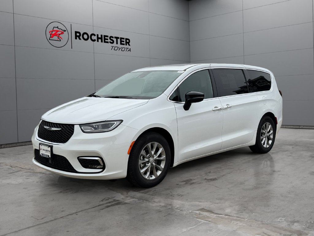 Used 2026 Chrysler Pacifica Limited FWD image 7
