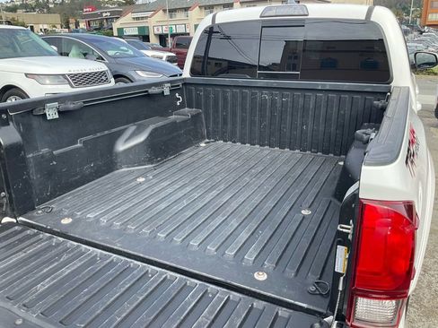 Used 2019 Toyota Tacoma TRD Sport image 8