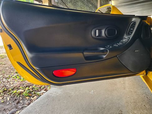 Used 2004 Chevrolet Corvette Coupe w/ Preferred Equipment Group RWD image 18