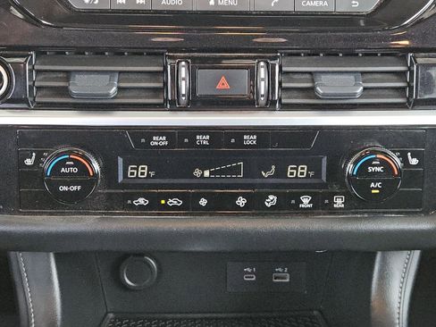 Used 2024 Nissan Pathfinder SV image 14