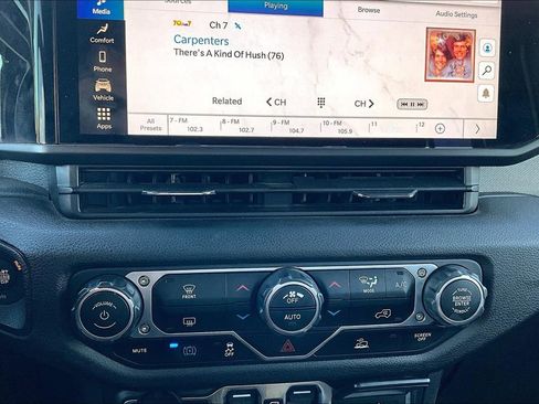 Used 2024 Jeep Wrangler Unlimited image 35