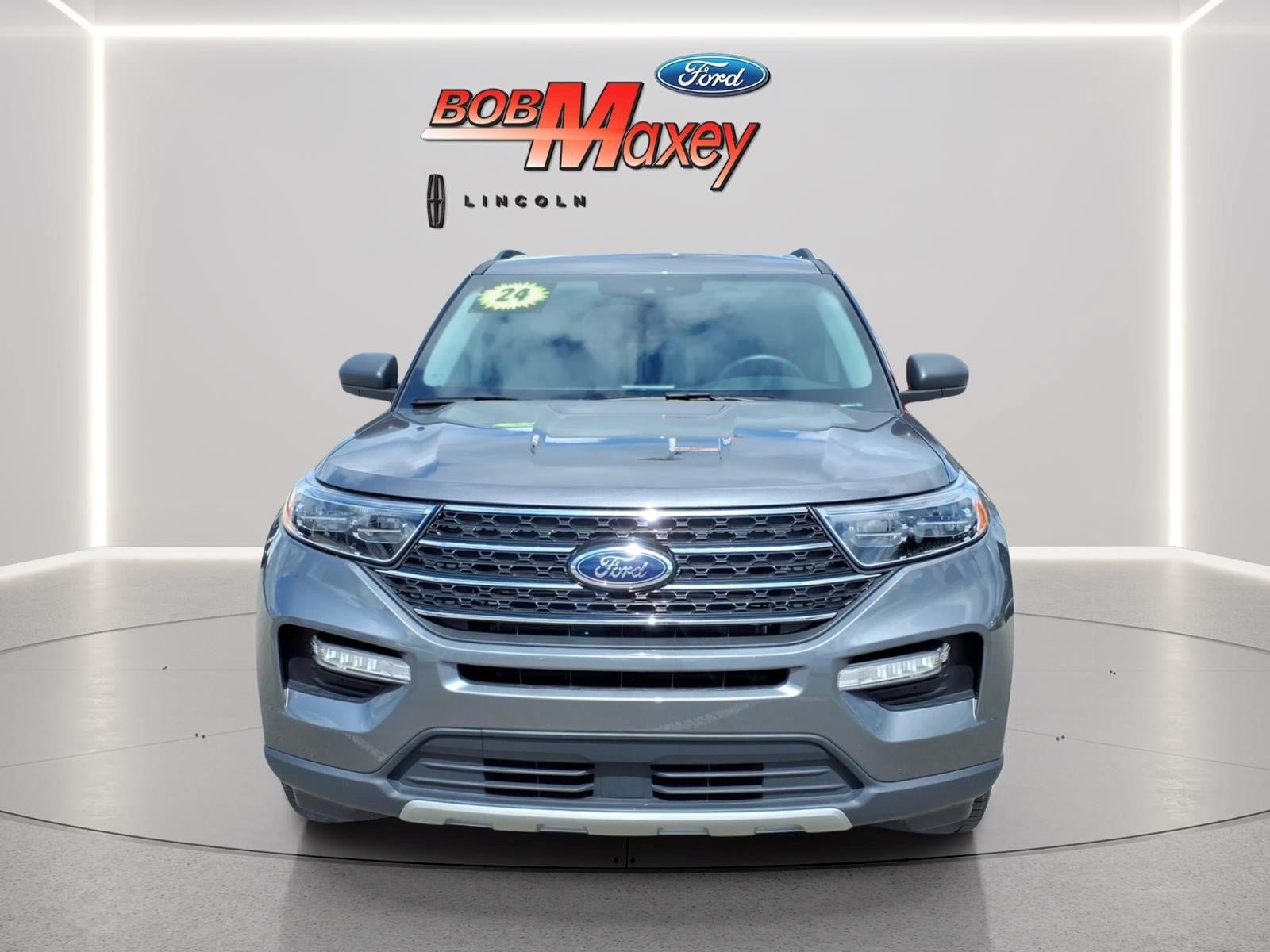 Used 2024 Ford Explorer XLT w/ Equipment Group 202A AWD/4WD image 2