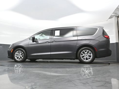 Used 2023 Chrysler Pacifica Touring-L FWD image 31