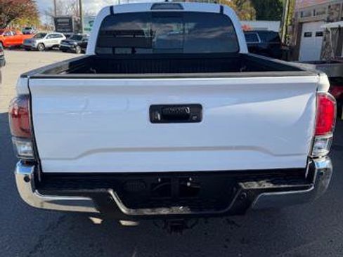 Used 2017 Toyota Tacoma TRD Off-Road w/ Tow Package (A/T) AWD/4WD image 3