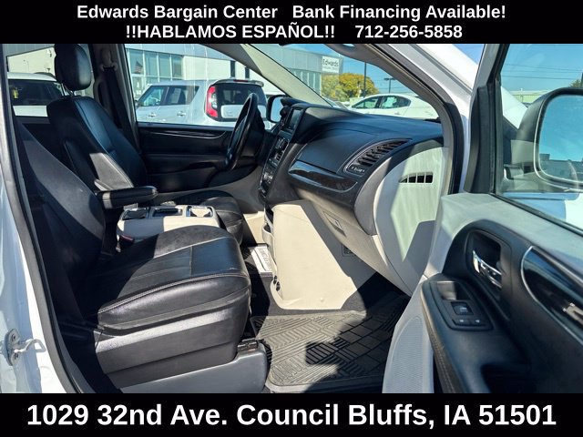 Used 2016 Chrysler Town & Country Touring FWD image 7