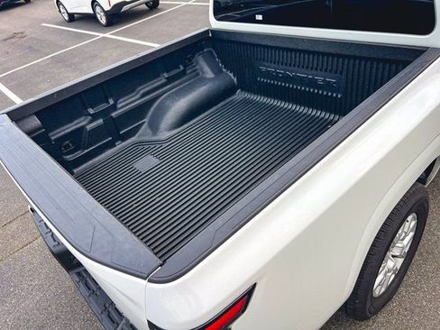 Used 2023 Nissan Frontier SV image 9