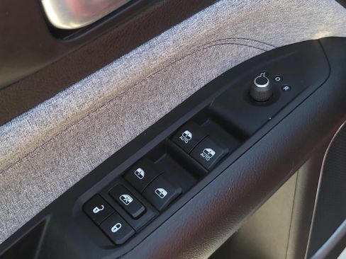Used 2025 Jeep Compass Latitude AWD/4WD image 15