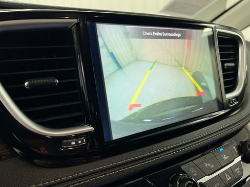 Used 2023 Chrysler Pacifica Limited FWD image 16