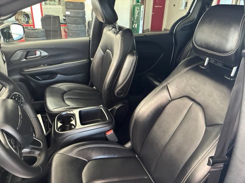 Used 2025 Chrysler Pacifica Select FWD image 12