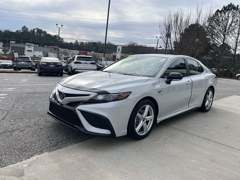Used 2023 Toyota Camry SE image 4