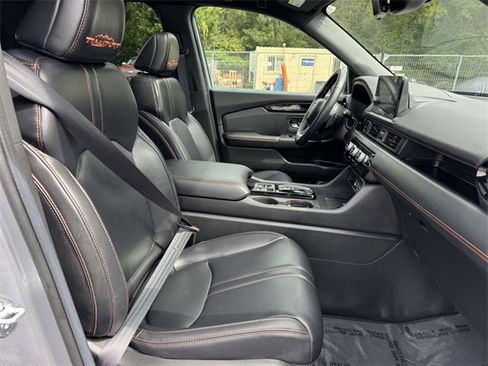 Used 2025 Honda Pilot TrailSport image 7
