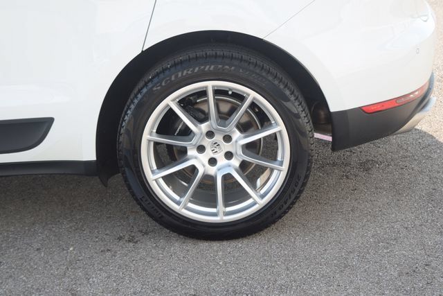 Used 2018 Porsche Macan AWD/4WD image 32