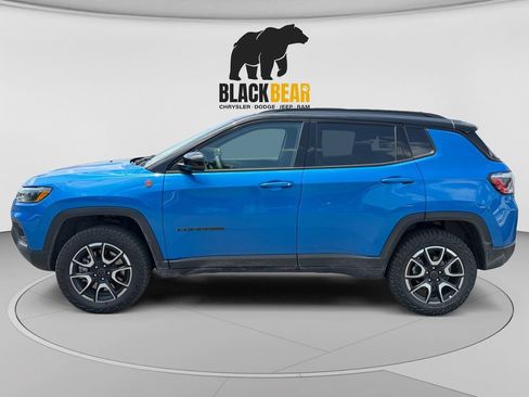 Used 2025 Jeep Compass Trailhawk AWD/4WD image 3
