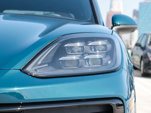 Used 2025 Porsche Cayenne image 4