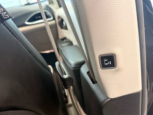 Used 2023 Chrysler Pacifica Limited image 25