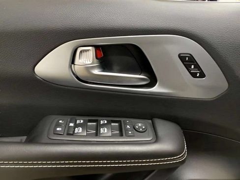 Used 2026 Chrysler Pacifica Limited FWD image 19