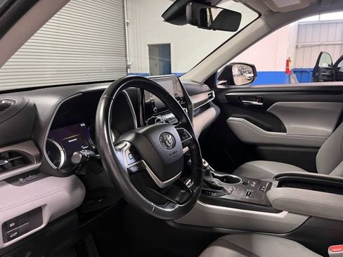 Used 2022 Toyota Highlander XLE image 22