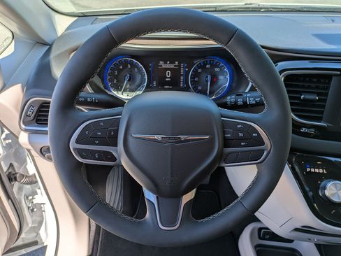 Used 2024 Chrysler Voyager LX FWD image 9