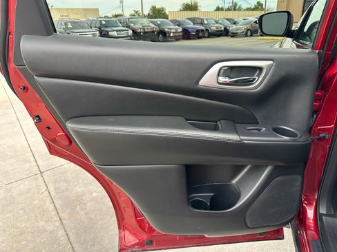 Used 2019 Nissan Pathfinder SV image 33