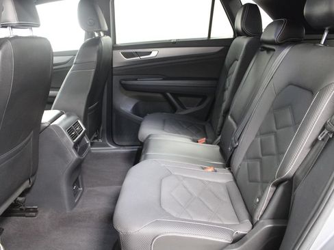 Used 2024 Volkswagen Atlas Cross Sport SE AWD/4WD image 23