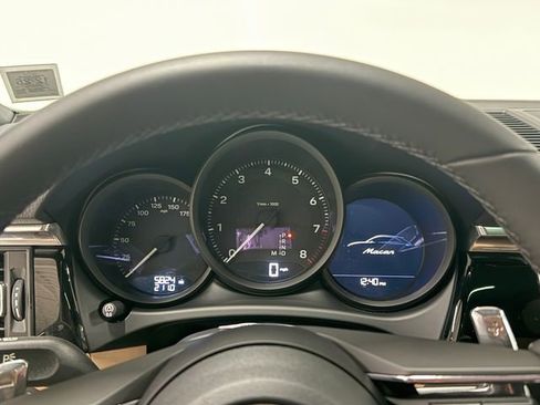 Certified 2026 Porsche Macan AWD/4WD image 18