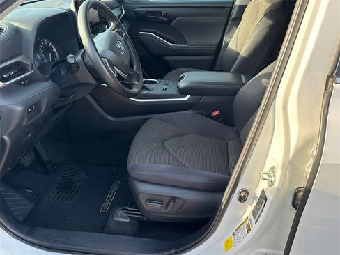 Certified 2023 Toyota Highlander L image 9