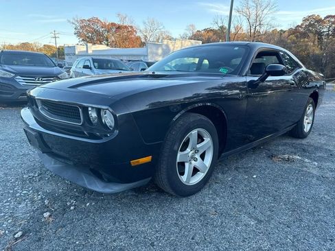 Used 2010 Dodge Challenger SE image 2
