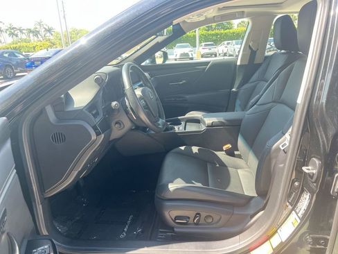 Certified 2025 Lexus ES 300h w/ Premium Package image 12